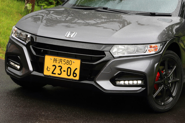 フロントマスクにはLEDフォグライトやグリル一体型のバンパーを装着。バンパーについては、グリル内にエアロガイドフィンを設けるなど、積極的にアンダーボディーへと風を流す構造としている。