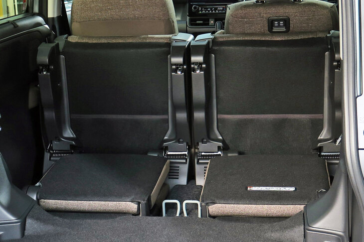 3列シーターでも2列目シートをタンブルアップすれば1525mmの荷室長が得られる。床面に折りたたまれた3列目シートや、展開時にシートを固定するフックなどが露出してしまうのが難点だが。