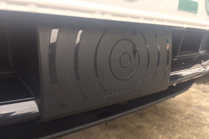 「BMW 3シリーズ」のフロントバンパーにはミリ波レーダーが備わる。