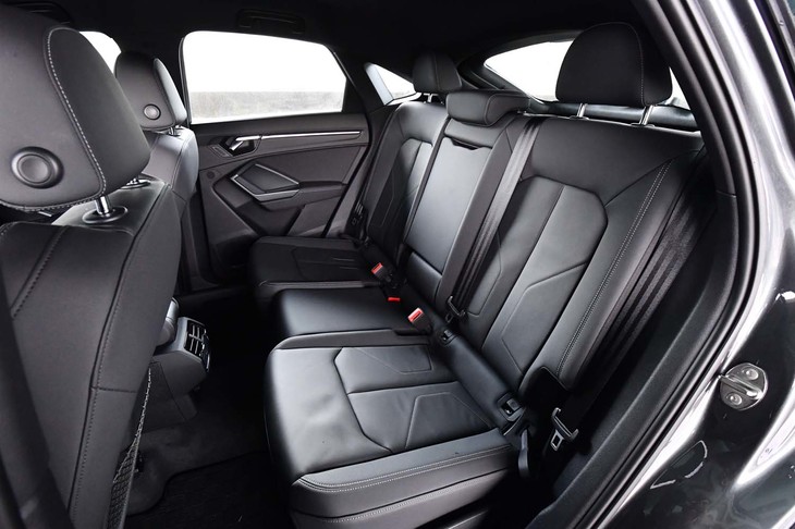 先代「Q3」からホイールベースが延長されたこともあり、後席の居住性は向上。頭部にピラーが迫る印象はあるものの、クリアランスは十分確保されている。