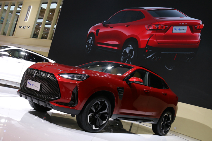 長城汽車は、すでに「HAVAL」というSUV中心の別ブランドを持つが、それとは別に新たなラグジュアリーブランド「WEY」のブースも別途展開した。デザインディレクターは、元BMWのピエール・ルクレール氏。