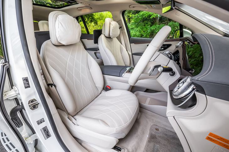 「マキアートベージュ／スペースグレー」のナッパレザーと、メルセデス・ベンツパターンをちりばめるオプションの「ブラウンマグノリアウッド」が選択されたキャビン。フロントシートにはヒーターとベンチレーション機能が標準で備わる。