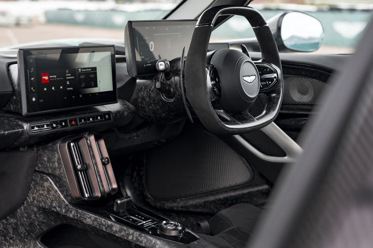 液晶タイプのメーターパネルとセンターディスプレイのサイズは、ともに10.25インチ。スマートフォンとの連携が可能で、Apple CarPlayに対応している。