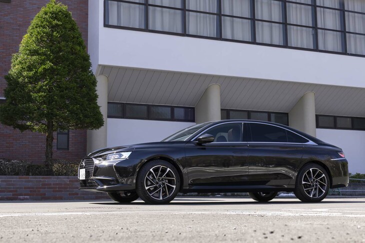 DSとしては初となるフォーマルサルーンの「DS 9」。試乗車は純ガソリンモデルの上位グレード「オペラ」で車両本体価格は699万9000円。
