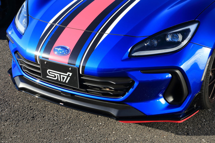 フロントに備わるアンダースポイラーとスカートリップ。前者はマイナスリフトの発生により前輪の接地性を高め、後者は走行風の清流により操縦安定性を高める機能を持つ。