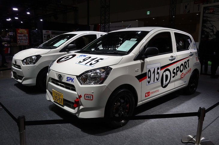 「ダイハツ・ミラ イース tuned by D-SPORT Racing」（写真奥）と「ミラ イース tuned by D-SPORT Racing 10時間耐久レース参戦車」（写真手前）。