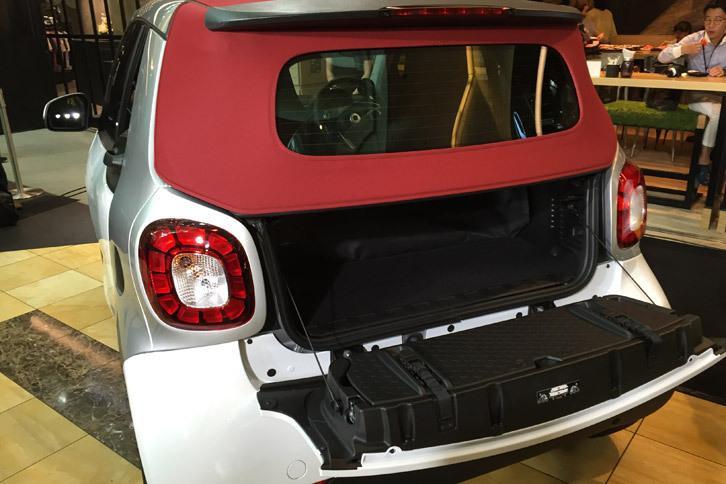 フォーツーカブリオ ターボ リミテッド（ラゲッジスペース）