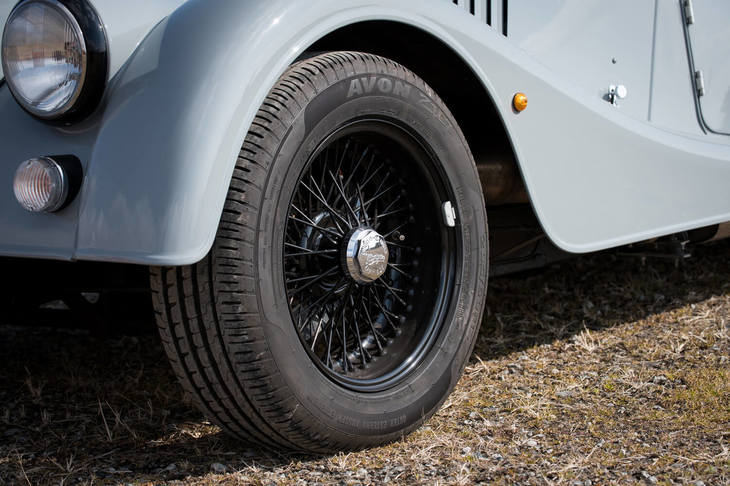 タイヤサイズは「4/4」より4cm、「プラス4」より1cm幅の広い205/60R15。「ロードスター」ではアロイホイールが標準装備となるが、テスト車にはオプションで用意されるブラックのスポークホイールが装着されていた。