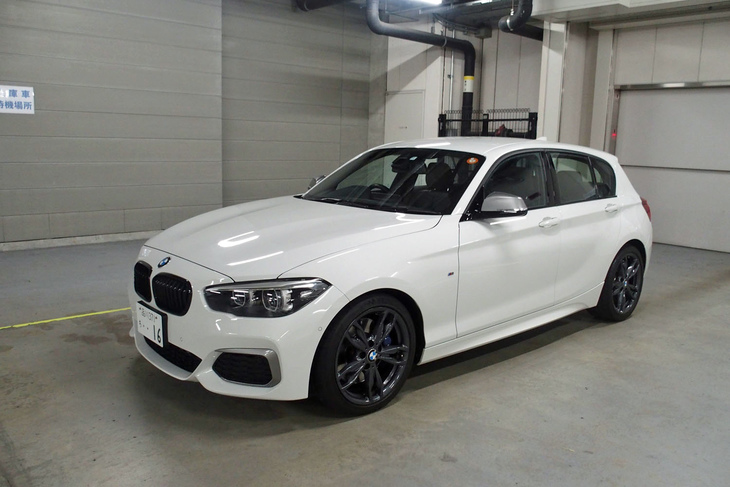 「M140i」のどことなく薄汚れた白いボディーが、ツヤツヤのトゥルントゥルンに生まれ変わった。黄色い傘と長靴をおそろいで買ってもらった子供のように、どこか雨の日が待ち遠しい。