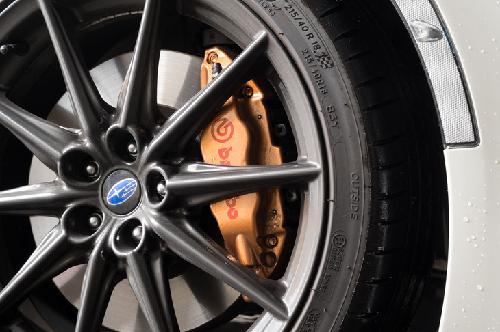 「STI Sport」の専用オプションとして用意される、前後17インチのブレンボ製ベンチレーテッドディスクブレーキ。確かな効能が感じられるアイテムだが、現在は受注を終了している。