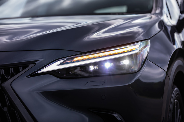 NX450h＋“バージョンL”（ヘッドランプ）
