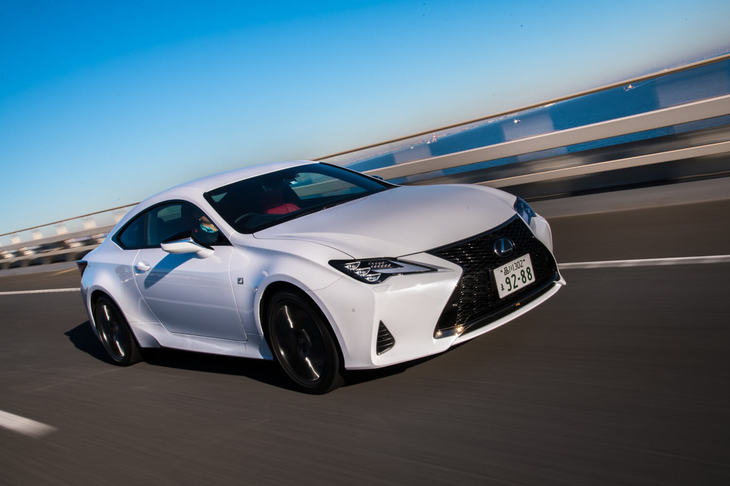 足まわりには、改良型ショックアブソーバーや高剛性ブッシュの採用に加え、走行テストを重ねて再チューニングを実施。フラットな車両姿勢と高い運動性能の両立を目指したという。