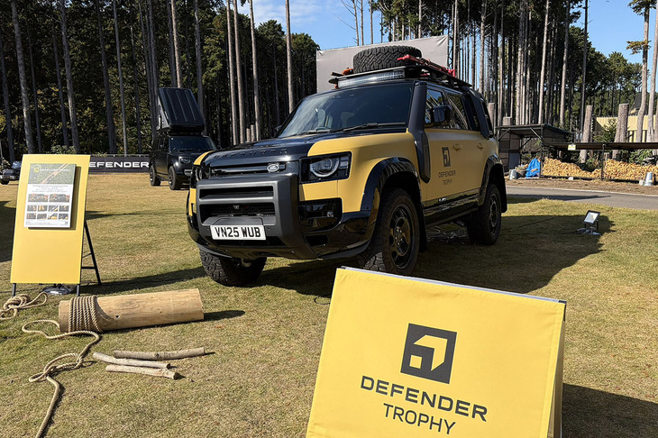 「ディープサンドグローイエロー」のカラーリングが目を引く「ディフェンダー トロフィーエディション キュレーテッドフォージャパン」。世界規模のアドベンチャー競技「ディフェンダートロフィー」の開催を記念して設定された限定車だ。