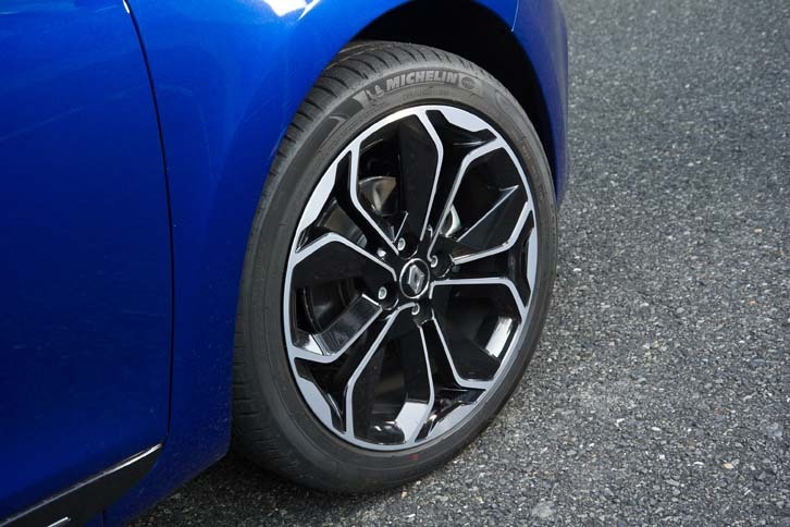 試乗車のタイヤは「ミシュラン・プライマシー3」で、サイズは205/45R17。アルミホイールも新たなデザインが用いられている。