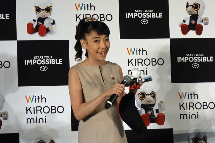 芸能事務所タイタンの太田光代社長と「キロボ ミニ」。光代さんが「キロボ、ごあいさつは？」と声を掛けると、「ふむふむ、僕にその機能はないよ」ととぼけたキロボ ミニ。実際はあいさつをする機能が備わっている。