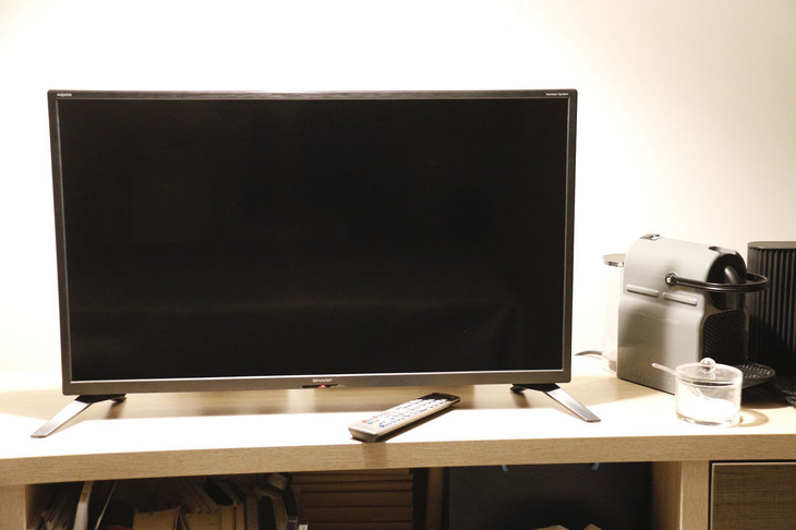 筆者が2019年10月に購入した、ポーランド工場製となるシャープの液晶テレビ。