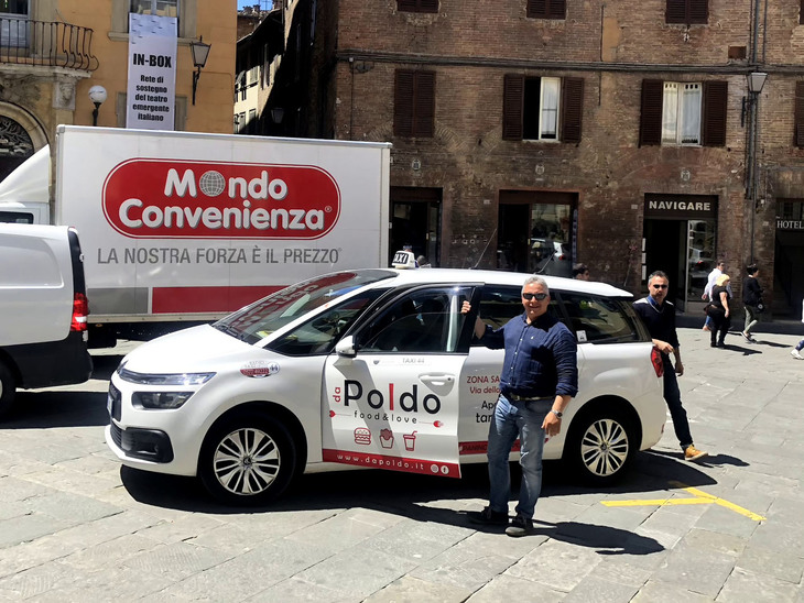 目下サルヴァトーレさんの次期主力戦闘機候補は、2代目「シトロエンC4ピカソ」。客待ち中、同僚のクルマを見せてもらう。