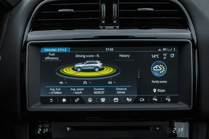 インストゥルメントパネルの中央には、10.2インチ静電式タッチスクリーンがレイアウトされる。（写真をクリックすると表示バリエーションが見られます）