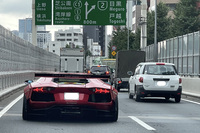 新型「シエンタ」で霞が関入口から首都高に乗り入れると、トンネル内でなんだかスゲェ音が響いた。と、次の瞬間、ベタベタな車高の「ランボルギーニ・アヴェンタドール」にブチ抜かれた。