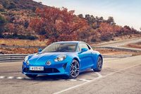 日本導入が待ち遠しい「アルピーヌA110」。今月初頭に、自動車ライターの嶋田智之さんによる、海外での試乗記が掲載された。