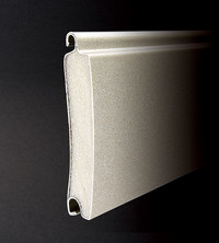 
	発泡ウレタンを充填したアルミロール成形スラットを採用することで、静音性を大幅に高めた御前様。動作音も低減されているため深夜や早朝でも周囲に気兼ねなく開閉操作を行えるのが特徴だ。機能はポルティエと同等。
	