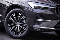 「B5 AWDインスクリプション」グレードには、ダイヤモンドカット／ブラックの19インチ「5マルチスポーク」ホイールが標準装備となる。試乗車は235/55R19サイズの「コンチネンタル・エココンタクト6」タイヤを組み合わせていた。