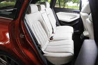 リアシートの快適性を増すために、シートのフィット感や体の支持性を改良。左右席用にシートヒーターも装備する。センターアームレストにはカップホルダーが2個、充電用のUSB端子も2個装備される。