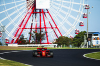 初日からいきなりメルセデスに圧倒されたのが、シーズン後半の4戦で3勝しているフェラーリ。最初のフリー走行で1秒近く遅れての3-4、2回目では0.3秒まで差を詰めての4-5と、銀色のライバルとの差は歴然としていたのだが、1日おいて行われた日曜日朝の予選では見違えるような速さでフロントローを独占。「鈴鹿が好きだ」と公言するセバスチャン・ベッテル（写真）が今季2度目のポールを獲得した。しかしベッテルはスタートで失敗、シグナルが消える前に一瞬マシンが前に出てしまったことで2位に。レースペースではメルセデスに迫ることができず、最後にはソフトタイヤで猛追を仕掛けるハミルトンをなんとか抑え、鈴鹿での4年ぶりの表彰台となる2位でゴールした。（Photo=Ferrari）