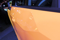 エッジの効いた角張った意匠が特徴の「ポリゴンデザイン」。ボディーサイドでは、通常のアウディ車では1本のプレスラインが走るところを、「ヘラで真っすぐに削り取るようなイメージ」（フィンク氏）で、2本に分岐させている。