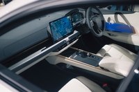 新型「ES」にはシフトセレクターやステアリングホイールなど、既存のトヨタ／レクサス車では見たことがない新しいコンポーネントがたくさん使われている。