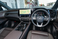 インテリアは開放感と包まれ感の両立を意図して各部をデザイン。運転席まわりには、ステアリングスイッチやヘッドアップディスプレイを高度に連携させ、運転に集中しながらカーナビやオーディオなどの操作ができる「Tazuna Concept」に沿った設計を取り入れている。（写真：向後一宏）