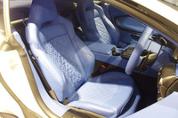 ヘッドレスト一体式となる左右の電動シートには、ヒーターとベンチレーション機能が組み込まれている。