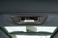 ルーフに備わる3列目シート用の空調コントロールパネル。試乗車にはオプションの5ゾーンエアコンが装備されていた。