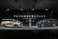 2023年6月21日の発表会より、トヨタ自動車のデザイン部門を統括するサイモン・ハンフリーズ執行役員と、新型の「トヨタ・アルファード」（写真向かって左）と「ヴェルファイア」（同右）。