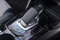 ガングリップタイプのシフトレバーはバイワイヤ式。レバー上部にはパーキングポジションのセレクターが備わる。