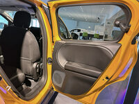 リアドアのウィンドウは巻き上げ式ではなく、ヒンジ式である。