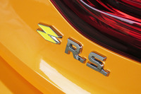 「メガーヌR.S.」のリアバッジ。ルノー・スポールはルノーの中でもモータースポーツ活動と高性能車の開発を担ってきた組織である。