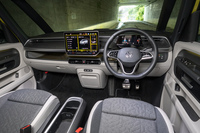 ボディーは大きいが、オーバーハングが短く運転席からの見晴らしもいいため、どちらかといえば運転はしやすい（狭所での取り回しは別）。明るいキャビンは居心地がよい。