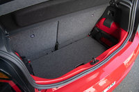 ラゲッジルームについては標準モデルから変更はない。容量は251リッターで、床面の高さを調整できるフロアボードが備わっている。