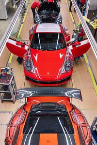 ツッフェンハウゼンの工場では、最新の「911」（992型）や、「718ボクスター／ケイマン」などが混流生産される。