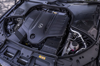 M256型と呼ばれる3リッター直6ターボエンジンは最高出力435PS、最大トルク520N・mを発生。これに同22PS、同250N・mのモーターが組み合わされる。トランスミッションは9段ATの「9Gトロニック」。