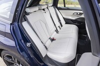 後席の背もたれは40：20：40の3分割式。前席ともどもBMWらしく表皮がパンと張られている。