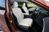 シート表皮はセミアニリン本革で、この「ソリスホワイト」は“バージョンL”でしか選べないカラーリングだ。