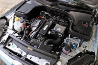 ボンネットの下には燃料電池スタックが搭載されている。