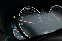 メーター内に表示された車線逸脱警報のインジケーター。新型「5シリーズ」には、レーダーやステレオカメラをセンサーに用いた運転支援システム「ドライビング・アシスト・プラス」が全車に標準装備される。