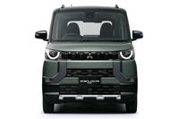 「デリカミニ」のフロントマスク。三菱は、黒い“J”の字のモールをして、このデザインを「ダイナミックシールドの一族」と表しているが……。