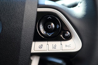 「プリウスPHV」は全車、先進安全装備「Toyota Safety Sense P」を搭載する。写真は一部機能のオンオフスイッチ。ステアリングホイールのスポーク部にレイアウトされる。