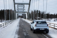 右タイヤが氷の上、左タイヤがアスファルトの上という、できれば遠慮したい道だが、「EX30ツインモーター パフォーマンス」は何事もなかったように走り抜ける。