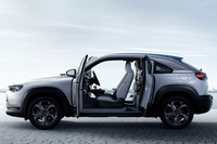 「MX-30」といえばこの「フリースタイルドア」だが……。　
	渕野「このドアが観音開きであるべき機能的な必然性が、どうにも感じられないんですよ」　
	清水「実際、不便だしね。これ」