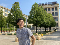 フィアット旧本社棟と筆者。2021年夏に撮影。